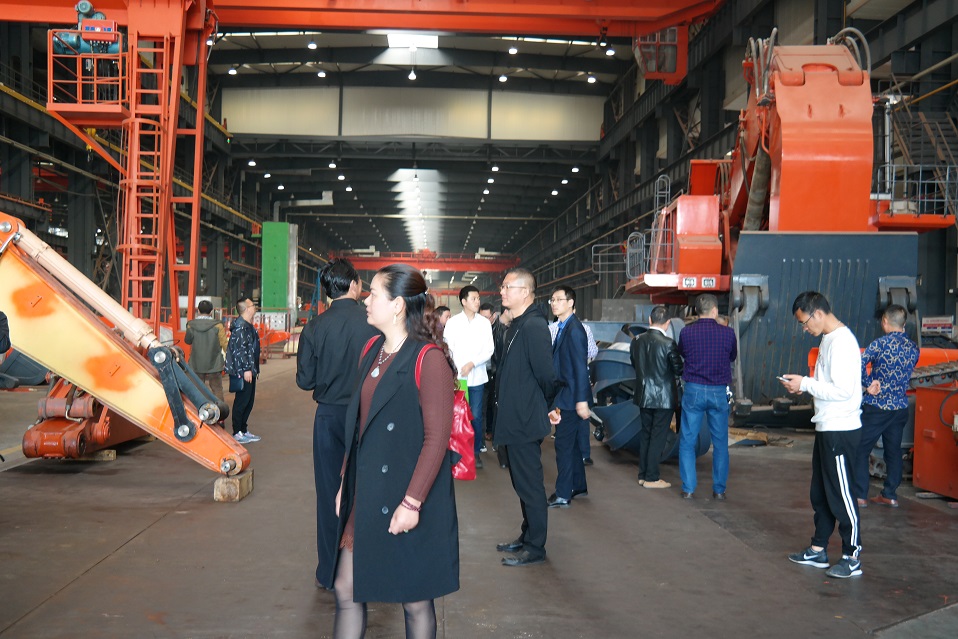 報(bào)廢汽車拆解機(jī)，電動(dòng)報(bào)廢汽車拆解機(jī).jpg