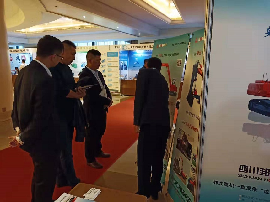 拆解機(jī)現(xiàn)場交流.jpg 拆解機(jī)現(xiàn)場交流.jpg