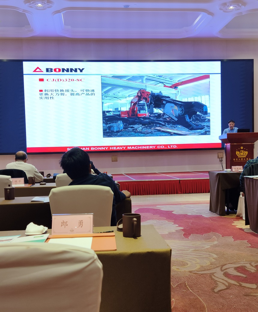 報廢汽車拆解機(jī).jpg 報廢汽車拆解機(jī).jpg