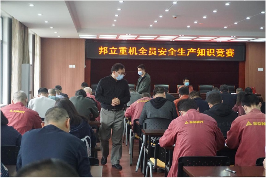 挖掘機(jī)、抓料機(jī)、抓鋼機(jī)、報(bào)廢汽車拆解機(jī)安全生產(chǎn)知識競答.jpg