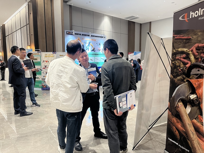 邦立重機抓料機交流現(xiàn)場.jpg 邦立重機抓料機交流現(xiàn)場.jpg