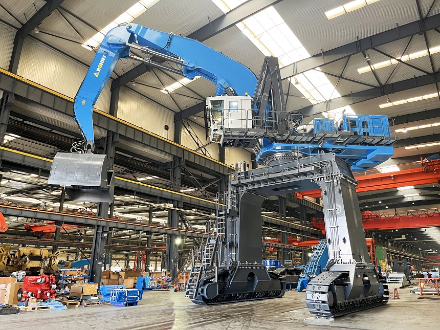 港口抓料機.jpg 港口抓料機.jpg