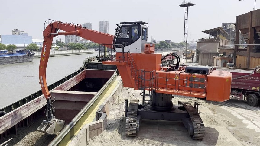 抓料機(jī).jpg 抓料機(jī).jpg