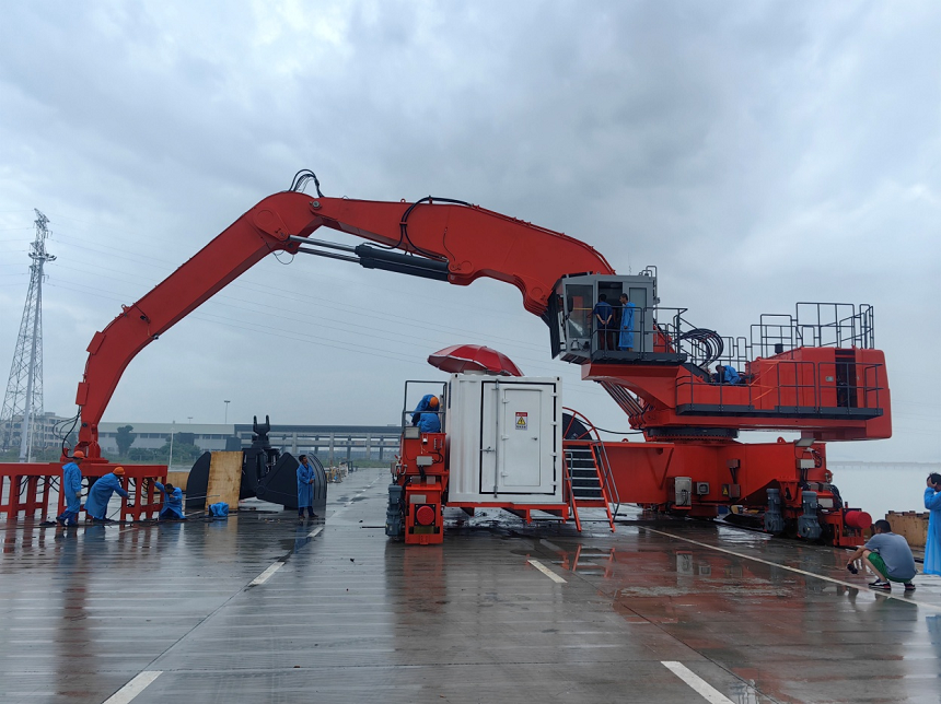 抓鋼機(jī).png 抓鋼機(jī).png