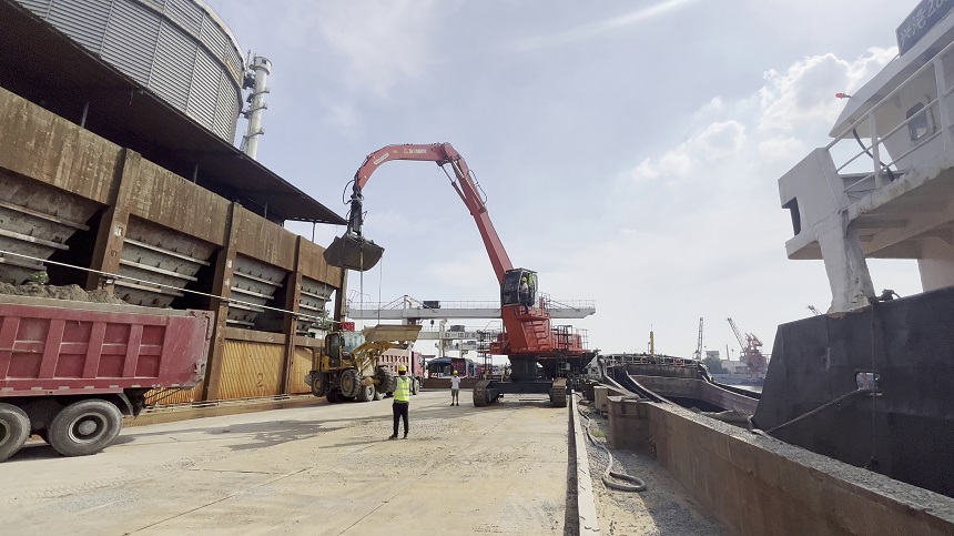 抓料機.jpg 抓料機.jpg