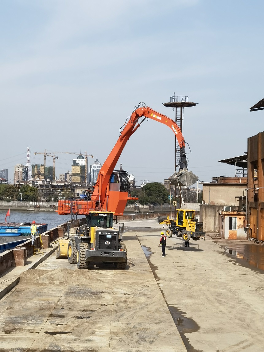 抓料機.jpg 抓料機.jpg